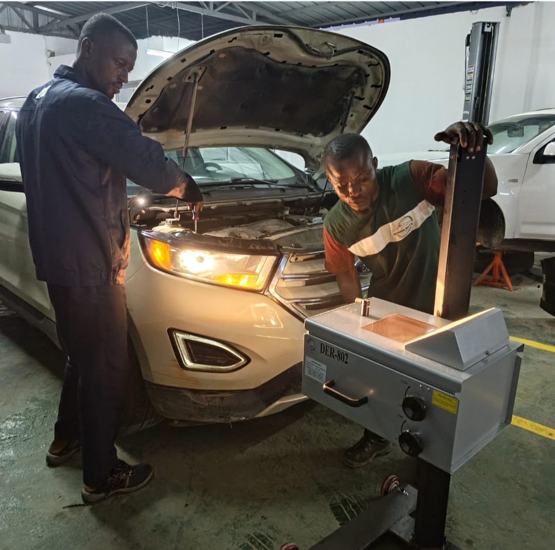 Techniciens GUIHON AUTO intervenant en atelier